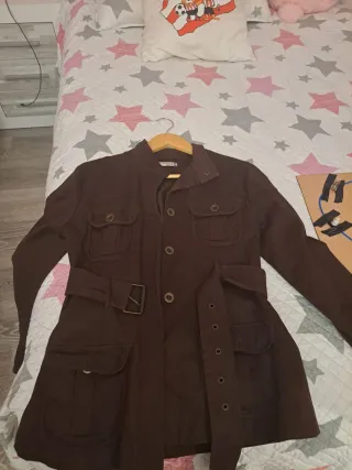 Chaqueta marrón con cinturón