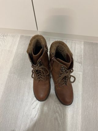 Botas tacón marrones con cordones y pelo