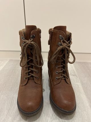 Botas tacón marrones con cordones y pelo