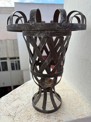 Jarrón de hierro forjado con diseño de cesta