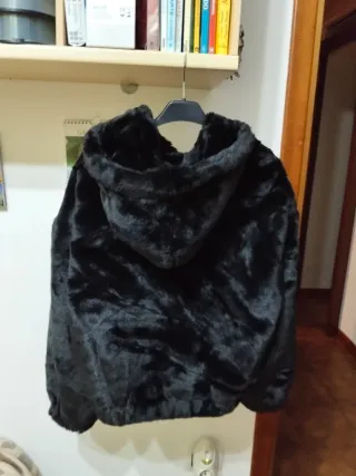 Pelliccia nera ALCOTT con cappuccio