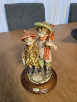 Figura de porcelana de dos niños