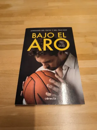 Bajo el aro / Under the Hoop (Spanish Edition)