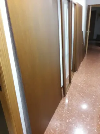 Mueble expositor salón para bebidas copas y vasos