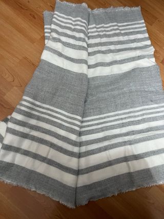 Bufanda de rayas gris y blanco