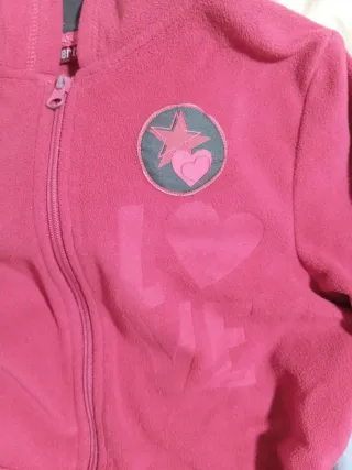 Cazadora Benetton, polar rosa y sudadera azul.