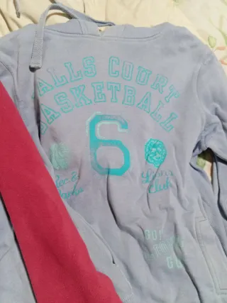 Cazadora Benetton, polar rosa y sudadera azul.