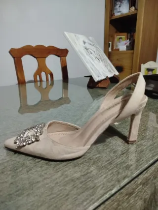 Zapato de tacón beige con pedrería