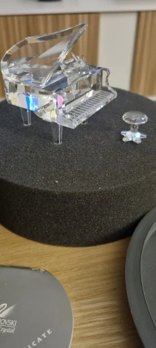 Piano de cola y taburete Swarovski
