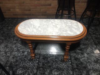 Mesa de centro ovalada con tapa de mármol
