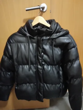 Chaqueta plumífero acolchada negra