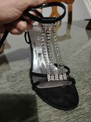 Sandalias de tacón con pedrería