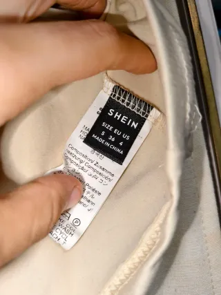 Top sin mangas beige con estampado