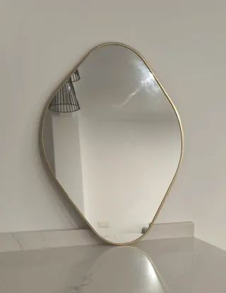 Espejo dorado asimétrico