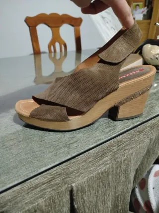 Sandalias de cuña marrones