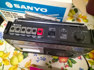 Radio cassette sanyo M 2555LE en su caja.
