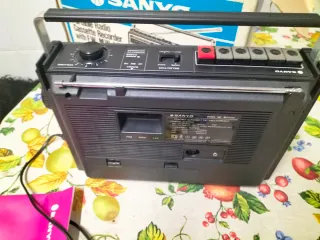 Radio cassette sanyo M 2555LE en su caja.