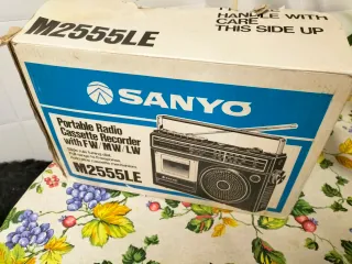 Radio cassette sanyo M 2555LE en su caja.