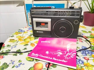 Radio cassette sanyo M 2555LE en su caja.