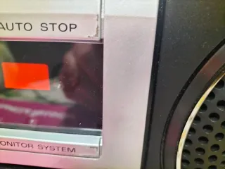 Radio cassette sanyo M 2555LE en su caja.