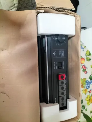 Radio cassette sanyo M 2555LE en su caja.