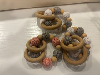 Sonajero madera y crochet