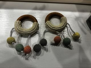Sonajero madera y crochet