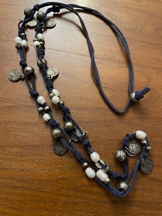 Collar azul con cuentas y monedas