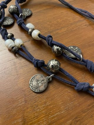 Collar azul con cuentas y monedas