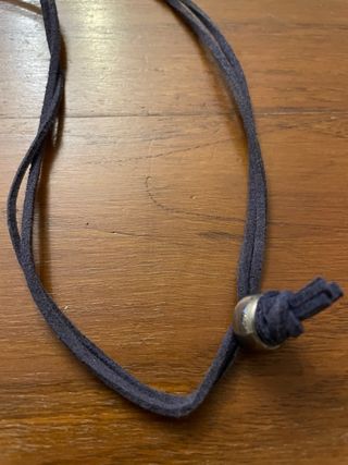 Collar azul con cuentas y monedas