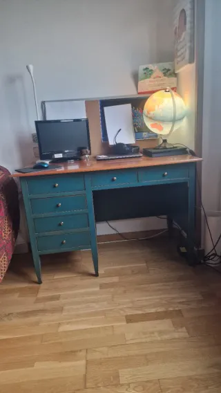 Escritorio vintage verdoso con cajones