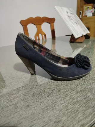 Zapatos de tacón azul marino