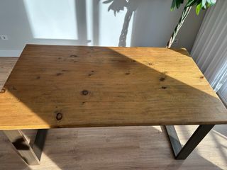 Mesa Comedor Madera y patas de forja cuadradas.