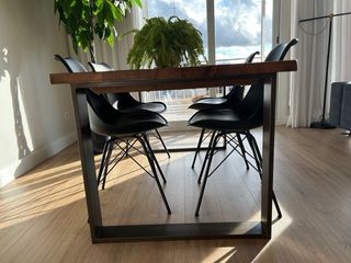 Mesa Comedor Madera y patas de forja cuadradas.