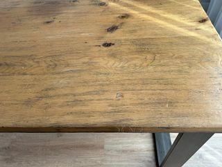 Mesa Comedor Madera y patas de forja cuadradas.