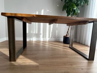 Mesa Comedor Madera y patas de forja cuadradas.