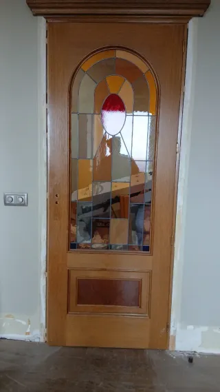 Puerta de madera con cristal emplomado