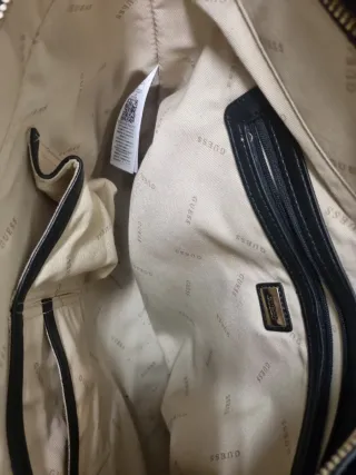 Bolso Guess Negro y Gris Monogram