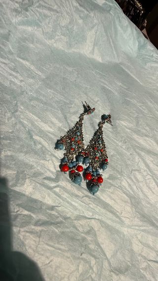 Pendientes colgantes con cuentas rojas y azules