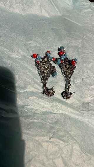 Pendientes colgantes con cuentas rojas y azules