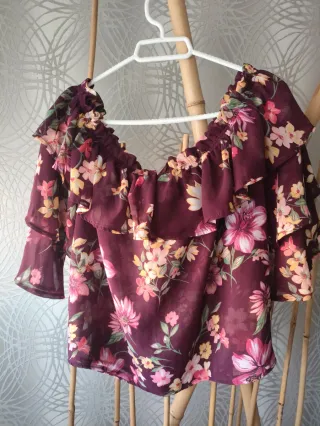 Blusa floral hombros descubiertos M
