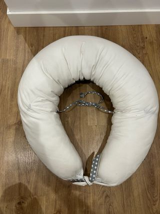 Cojín de lactancia gris lunares blancos