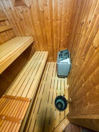 Sauna de madera con puerta de cristal