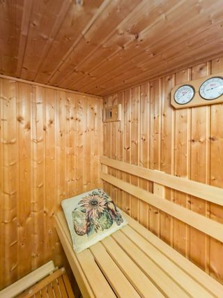 Sauna de madera con puerta de cristal