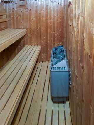 Sauna de madera con puerta de cristal