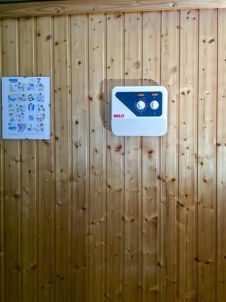 Sauna de madera con puerta de cristal