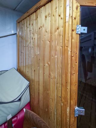 Sauna de madera con puerta de cristal