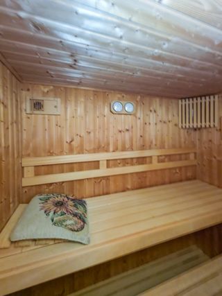 Sauna de madera con puerta de cristal
