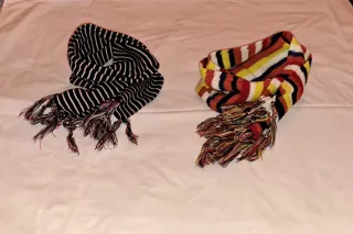 Confezione di 2 sciarpe a righe nere e multicolor