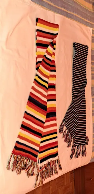 Confezione di 2 sciarpe a righe nere e multicolor